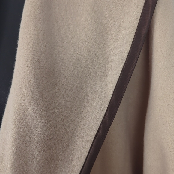 Source Unknown Beige Cape with Dark Edging - Picture 5 of 16